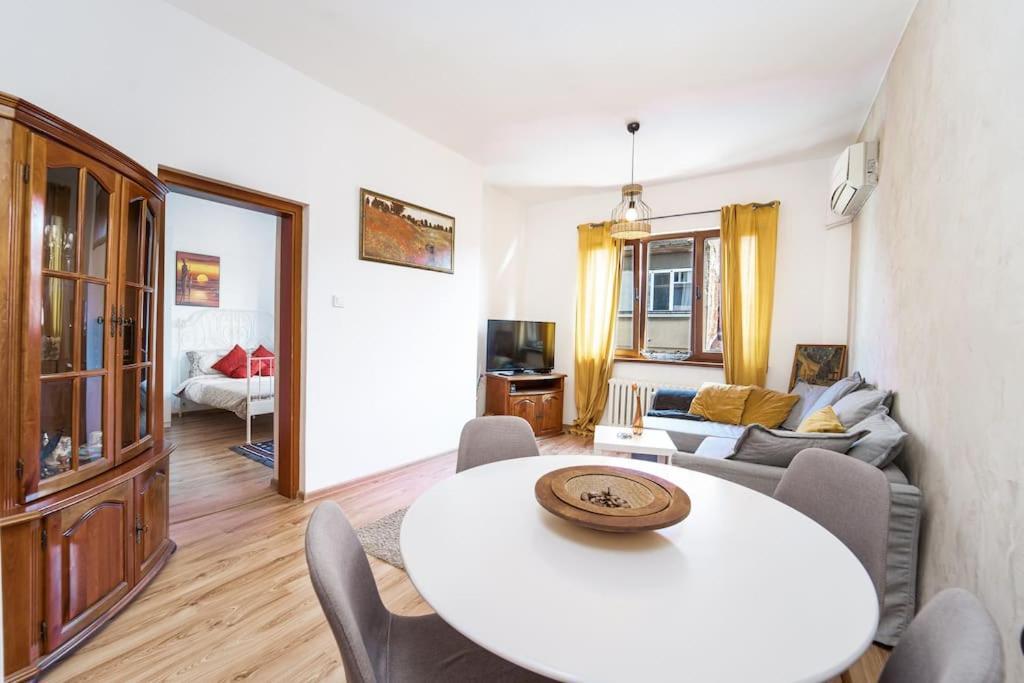 Central Apartment 2Bd Next To Vitosha Bul. Sofia Buitenkant foto